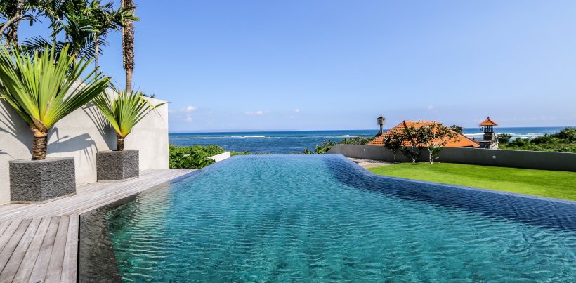 Villa The Beach Villa Cemagi, Piscine à débordement